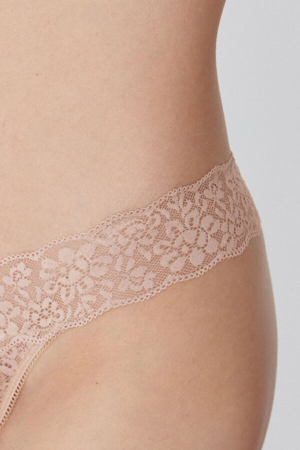 String &eacute;chancr&eacute; en dentelle recycl&eacute;e  