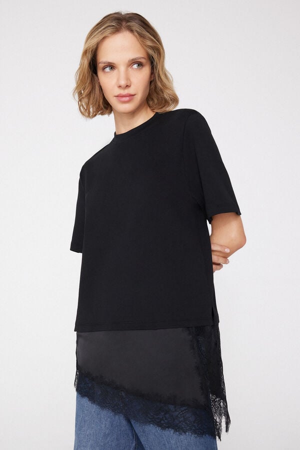 T-Shirt Cotone con Inserto Raso e Pizzo  