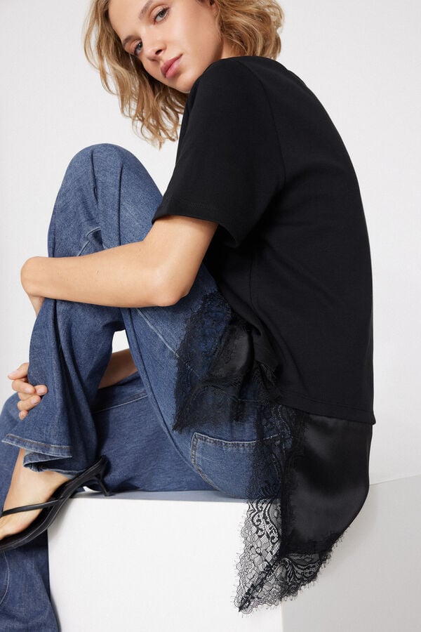 T-Shirt Cotone con Inserto Raso e Pizzo  
