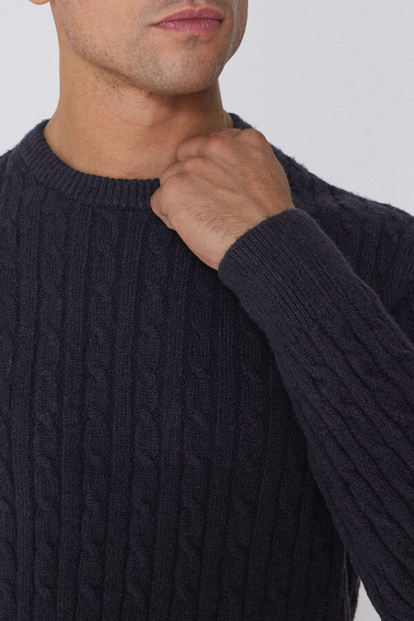 Плотный Джемпер с Круглым Вырезом и Узором &laquo;Косы&raquo;  