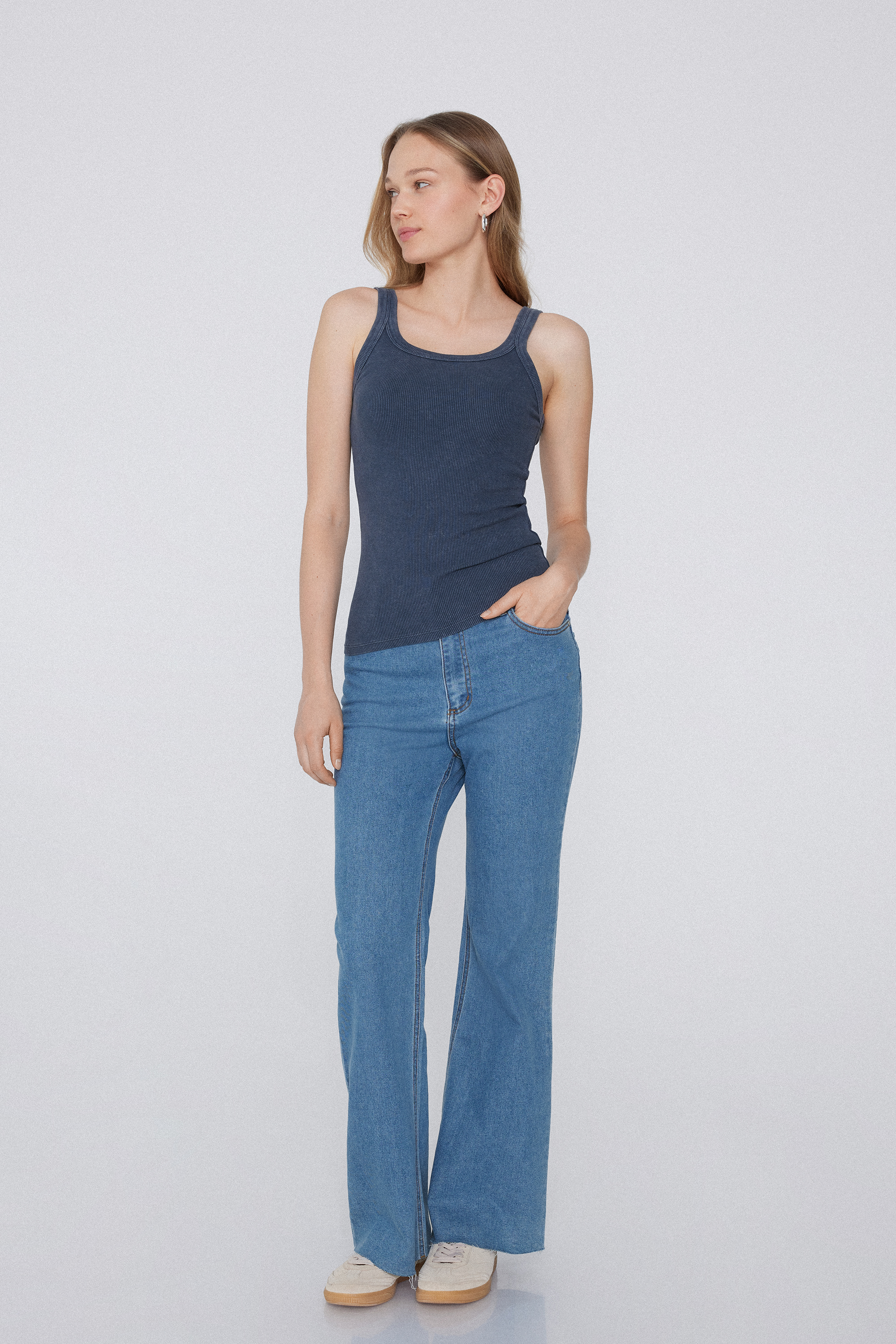 T&iacute;lko s &Scaron;irok&yacute;mi Ram&iacute;nky Žebrovan&eacute; &Scaron;isovan&eacute;