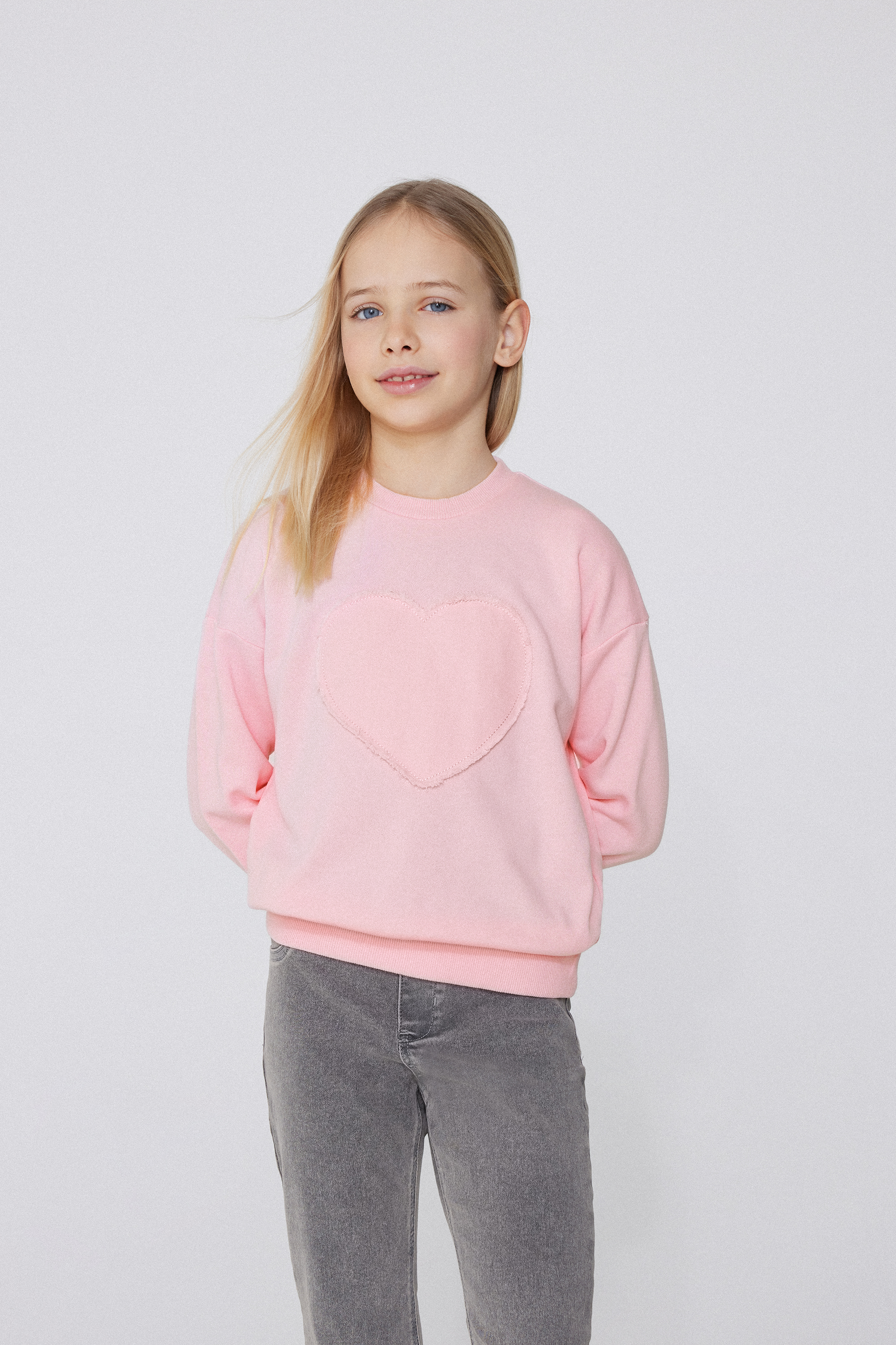 D&iacute;vč&iacute; Mikina s Kulat&yacute;m V&yacute;střihem a N&aacute;&scaron;ivkou