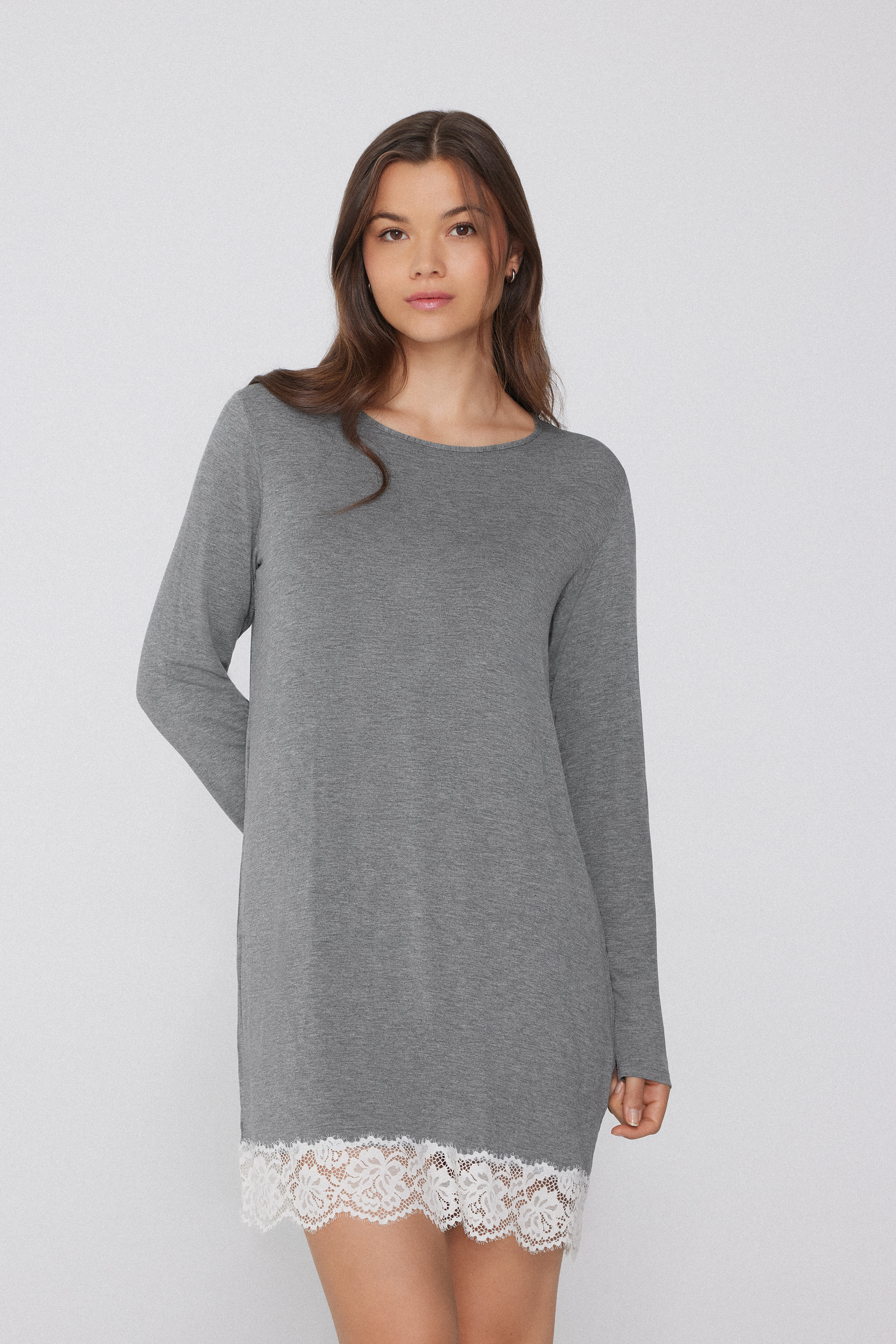 Camisa de Noite Manga Comprida em Viscose e Renda