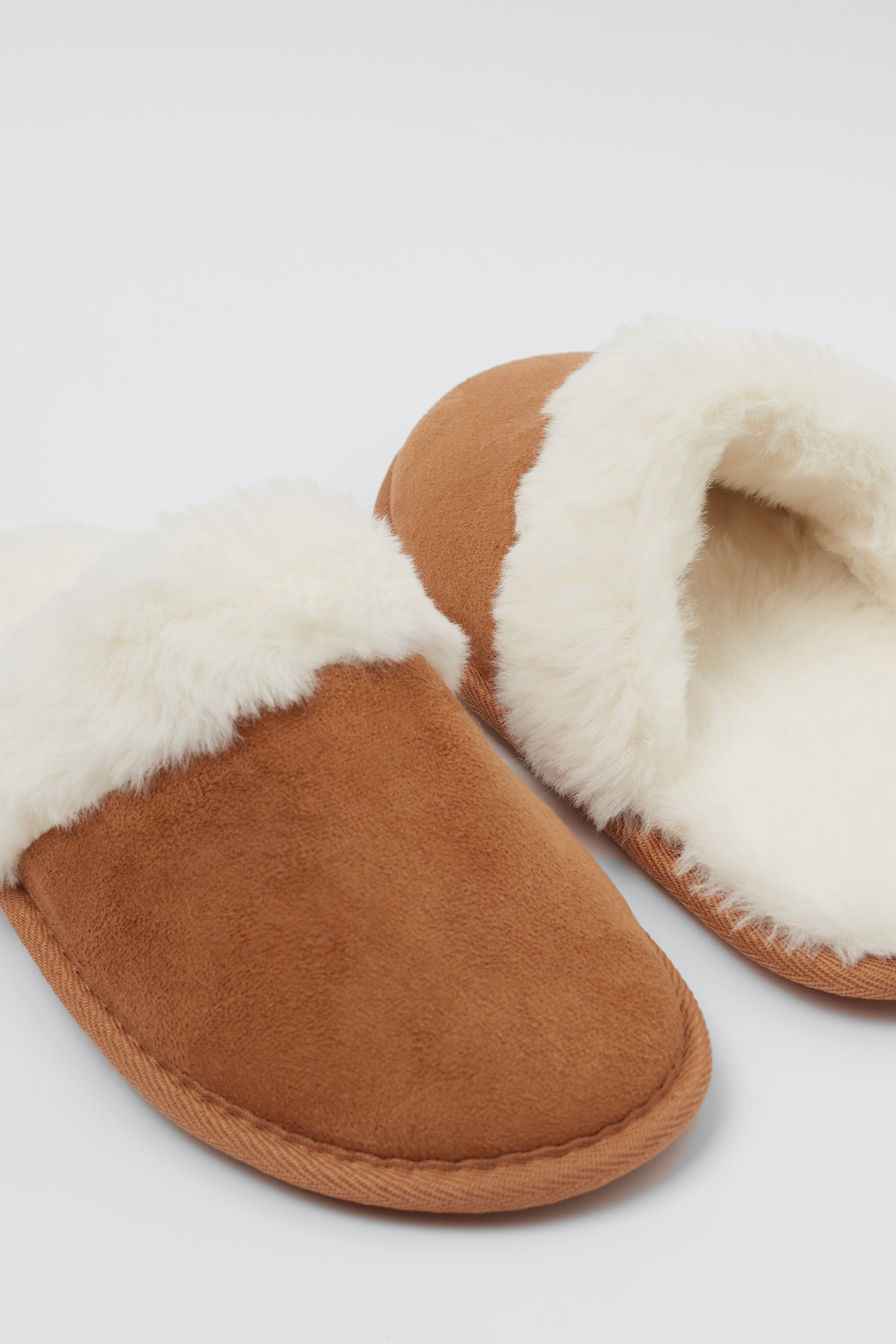 Women&rsquo;s Faux Shearling Slippers/Scuffs with Faux Fur Trim
