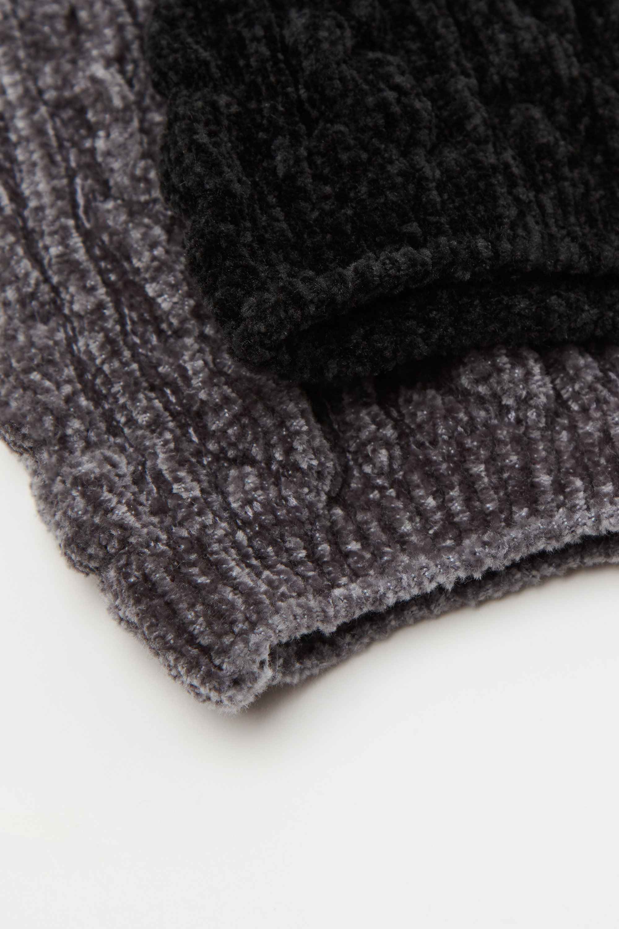 2 Pairs of Women&rsquo;s Cable Knit Chenille Short Socks