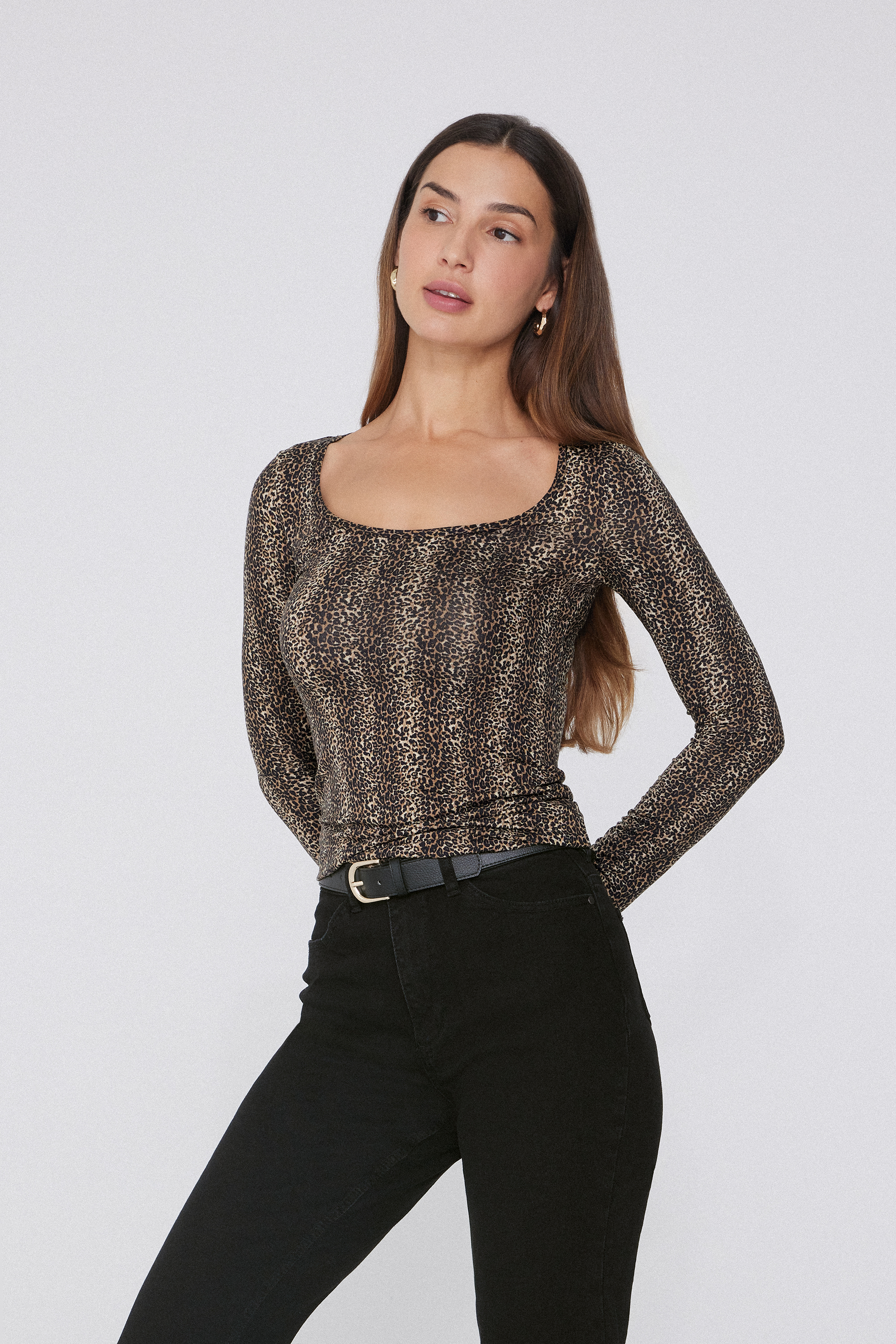 Langarmshirt mit weitem Ausschnitt aus bedruckter Viskose