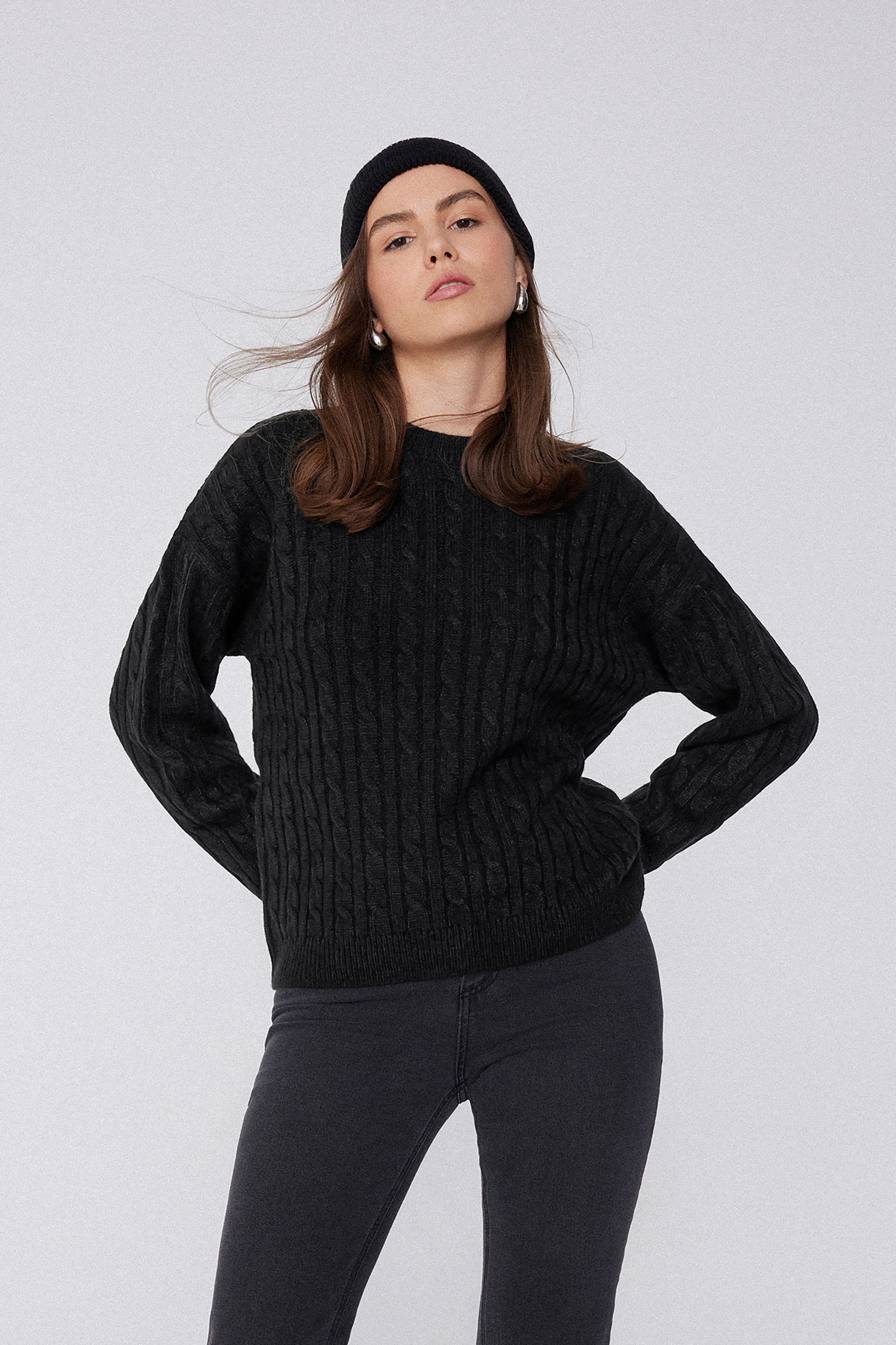 Svetr&iacute;k s Dlh&yacute;m Ruk&aacute;vom a Okr&uacute;hlym V&yacute;strihom s Vrkočov&yacute;m Vzorom