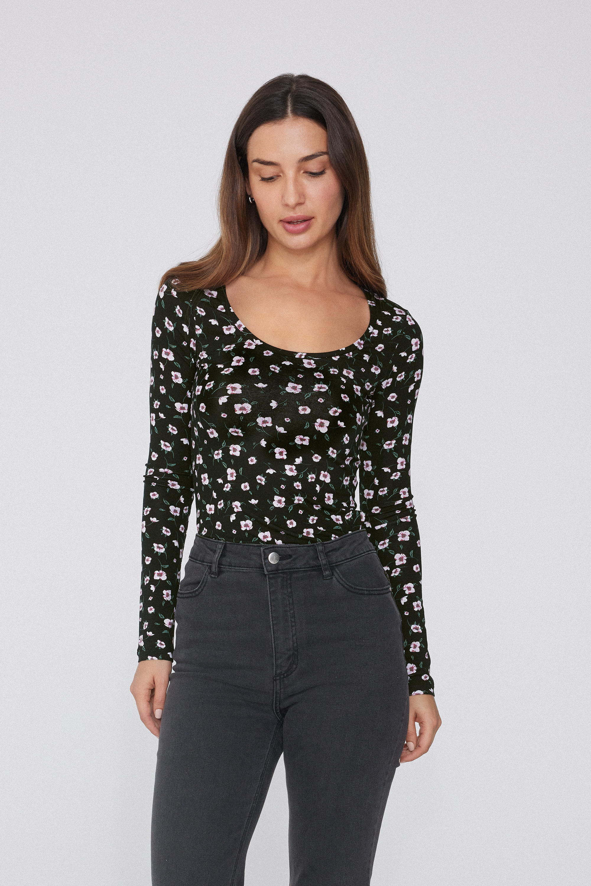 Langarmshirt mit weitem Ausschnitt aus bedruckter Viskose