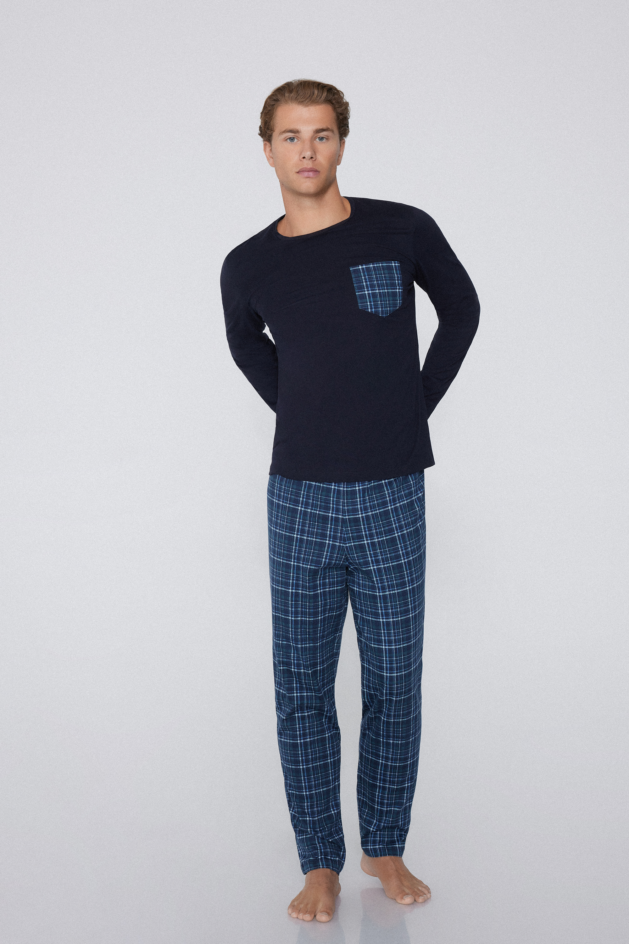 Langer Pyjama aus Baumwolle mit Brusttasche und Print