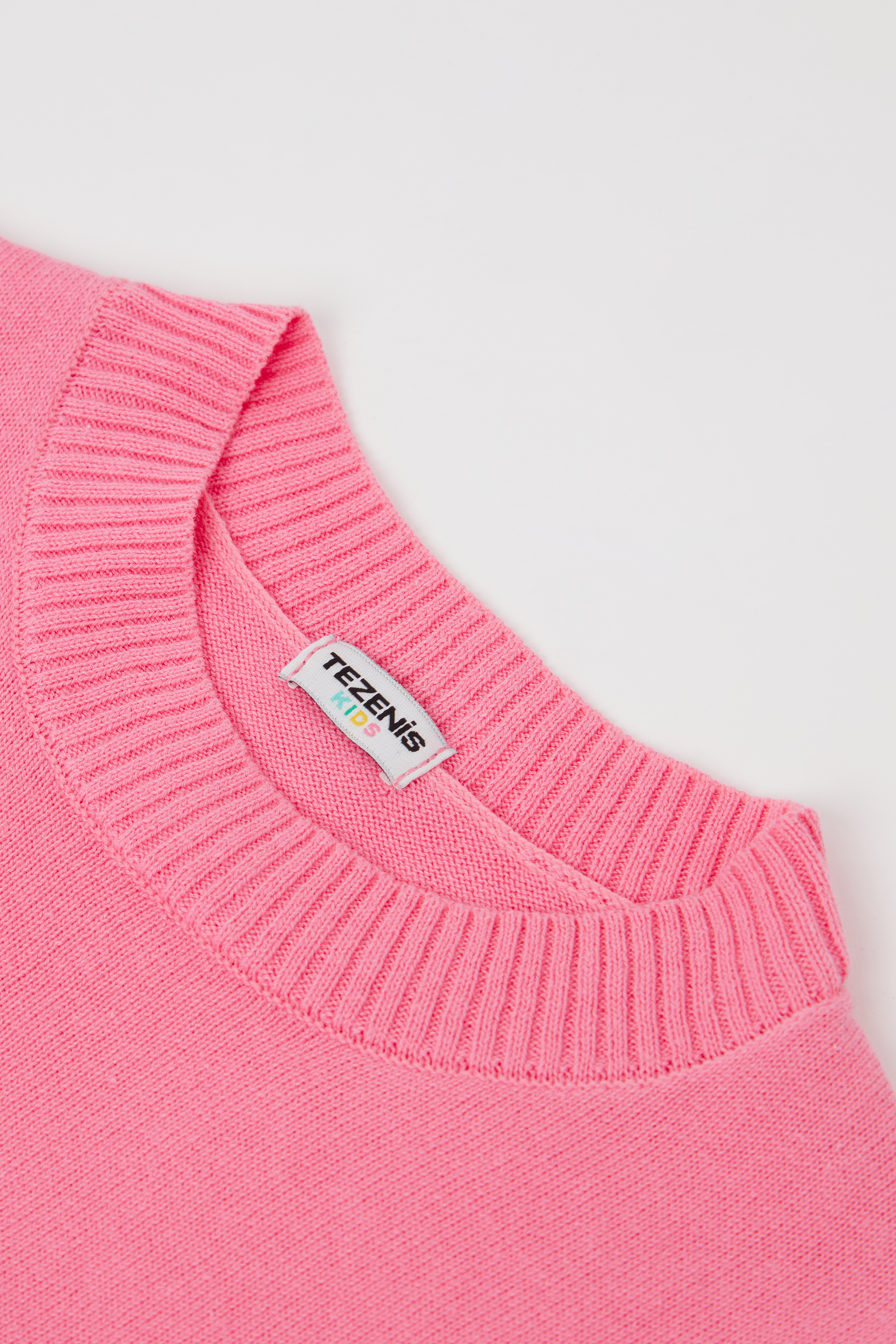 D&iacute;vč&iacute; Svetř&iacute;k s Dlouh&yacute;m Ruk&aacute;vem a Kulat&yacute;m V&yacute;střihem z Tvarovan&eacute; Bavlny