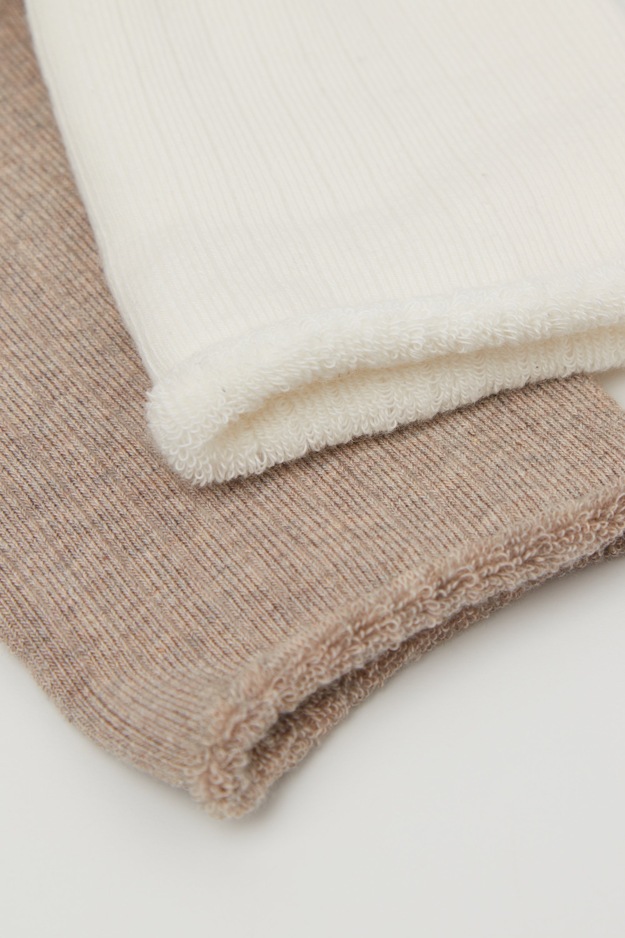 2 Pairs of Women&rsquo;s Heavy Borderless Mid-Calf Socks